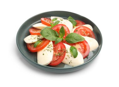 Peynirli, domatesli, fesleğenli ve baharatlı Caprese salatası.