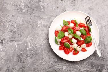 Peynirli Caprese salatası, domates, fesleğen ve baharat. Metin için boşluk