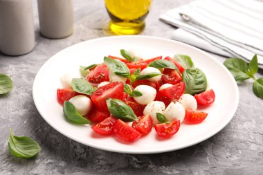 Mozarella, domates, fesleğen ve baharatlı lezzetli salata Caprese, yakın plan.