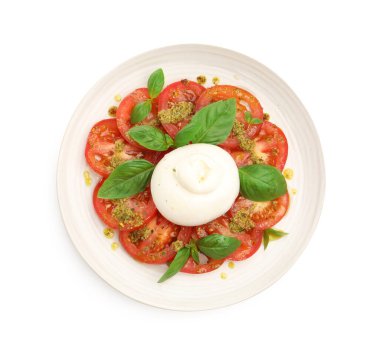 Mozarella, domates, fesleğen ve pesto soslu, beyaz üzerine izole edilmiş Caprese salatası.