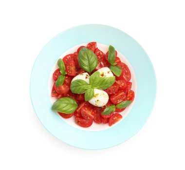 Mozarella, domates, fesleğen ve baharatlı, beyaz üzerine izole edilmiş Caprese salatası.