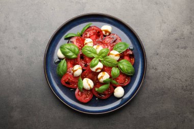 Peynirli Caprese salatası, domates, fesleğen ve balzamik sirke.