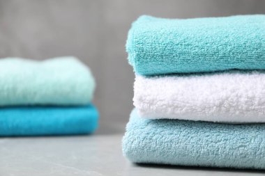 Gri mermer masadaki yumuşak havlular, yakın plan. Metin için boşluk