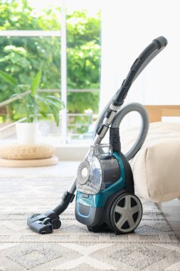 Evin zemininde bir elektrikli süpürge var. Ev aletleri