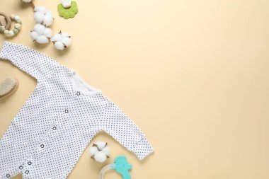 Bej arka planda bebek arabası ve aksesuarları, düz yatış. Metin için boşluk