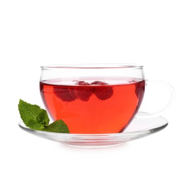 Lezzetli ahududu çayı, böğürtlen ve yapraklar beyaz üzerine izole