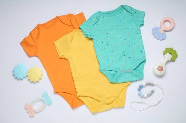 Beyaz arka planda bebek kıyafetleri ve aksesuarlar, düz yatış