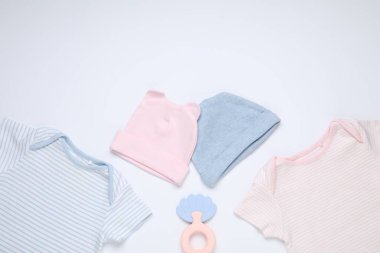 Beyaz arka planda bebek kıyafetleri ve aksesuarlar, düz yatış. Metin için boşluk