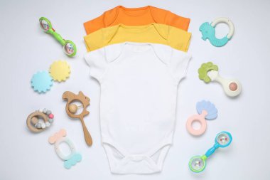 Beyaz arka planda bebek kıyafetleri ve aksesuarlar, düz yatış