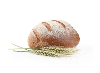 Taze ekmek ve yeşil buğday başakları beyaz üzerine izole edilmiş.