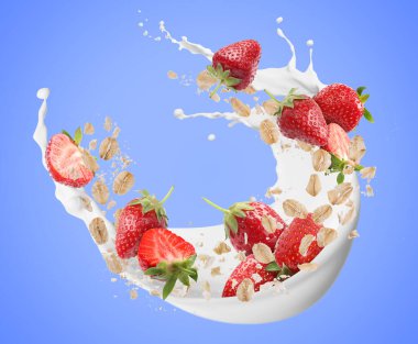 Taze çilekli yulaf gevreği ve açık mavi arka planda uçuşan süt sıçraması.