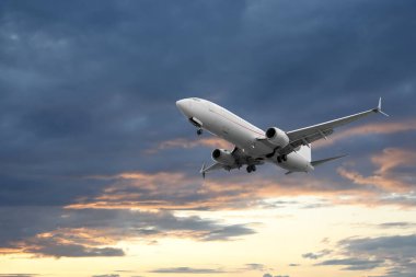 Gün batımında bulutlarla güzel gökyüzünde uçan uçaklar