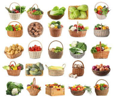 Hasır sepetlerdeki farklı taze sebzeler beyaz sepetlere izole edilmiş.