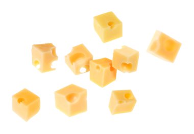 Beyaz arkaplana karşı havadaki peynir küpleri