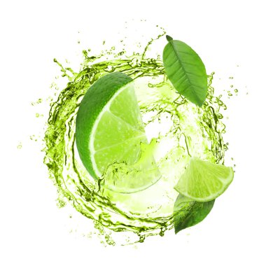 Taze sulu limon ve beyaz arka planda biraz yeşil içecek.