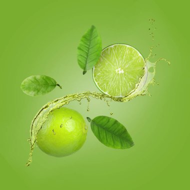 Taze sulu limonlar ve yeşil arka planda bir tutam içki.