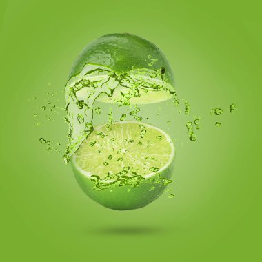 Taze sulu limon ve yeşil arka planda bir tutam içki.