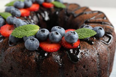 Çilekli, naneli ve yaban mersinli lezzetli çikolatalı kek.