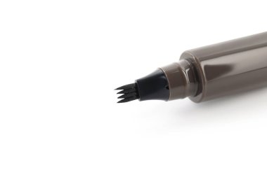 Bir adet sıvı kaş kalemi beyaza izole edilmiş.