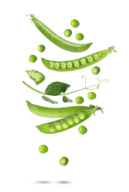 Beyaz arkaplana düşen yeşil bezelyeler ve kabuklar