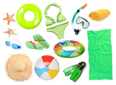 Beyazlar üzerinde izole edilmiş farklı plaj aksesuarları koleksiyonu