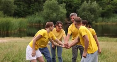 Takım oluşturma. Dışarıda el ele tutuşan bir grup mutlu insan.