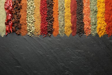 Siyah masada bir sürü farklı baharat var. Metin için boşluk