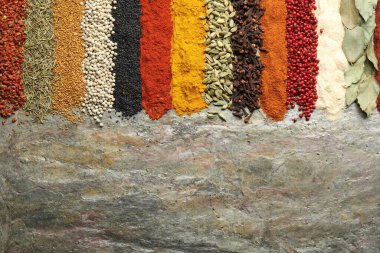 Dokuma masasında pek çok farklı baharat var. Metin için boşluk