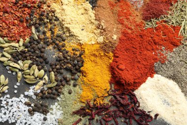Koyu masada, düz yerde bir sürü farklı baharat var.