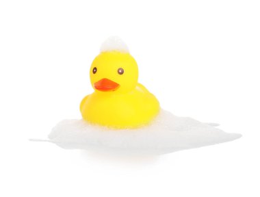 Aynada beyaz arka planda sevimli bir lastik ördek ve köpük.