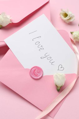 Mektup yığını, üzerinde 