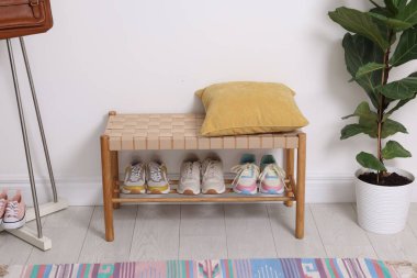 Koridordaki raflarda farklı ayakkabılar var.