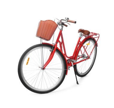 Beyaz arka planda sepeti olan bir bisiklet.