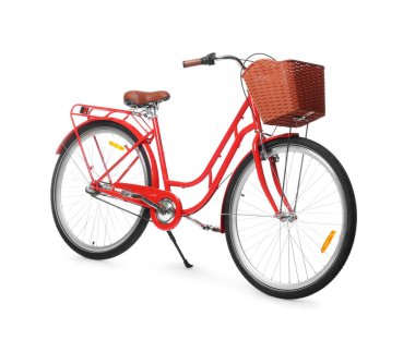 Beyaz arka planda sepeti olan bir bisiklet.