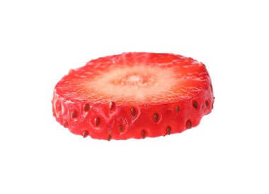 Olgun çilek parçası beyaza izole edilmiş.