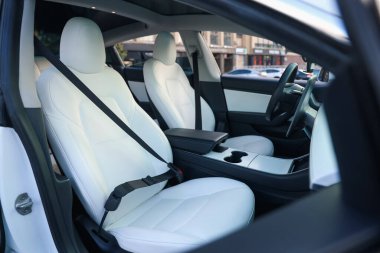 Koltukları ve emniyet kemerleri olan modern araba içi, dışarıdan görüş