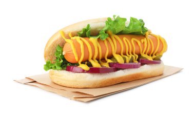 Turşulu, marullu, soğanlı ve hardallı leziz sosisli sandviç.