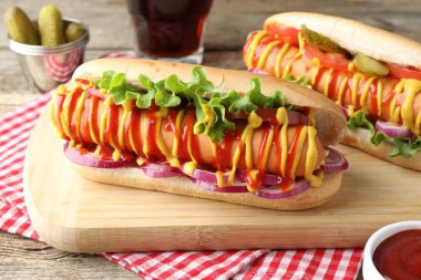 Sebzeli, hardallı ve ketçaplı lezzetli sosisliler.