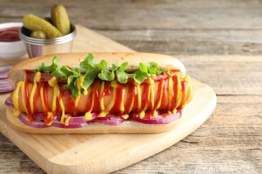 Sebzeli, hardallı ve ketçaplı lezzetli bir sosisli sandviç.