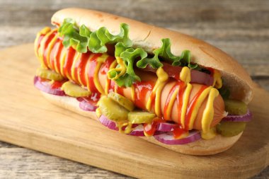Sebzeli, hardallı ve ketçaplı lezzetli bir sosisli sandviç.
