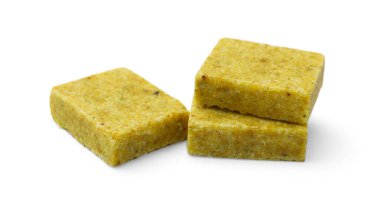 Beyaz üzerine izole edilmiş lezzetli aromatik bulyon küpleri.