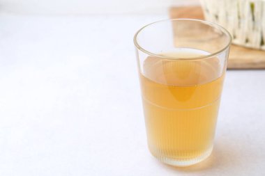 Aydınlık masada kirli su bardağı, yakın plan. Metin için boşluk