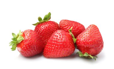 Beyaz üzerine izole edilmiş taze olgun çilek yığını.