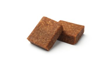 Beyaz üzerine izole edilmiş iki aromatik bulut kübü.