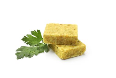 Aromatik bulyon küpleri ve maydanozlar beyaz üzerine izole edilmiş.