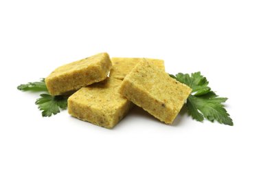 Aromatik bulyon küpleri ve maydanozlar beyaz üzerine izole edilmiş.