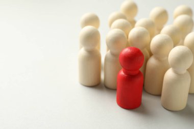 İşsizlik parası. Hafif arka planda, ahşap arasında kırmızı bir figür, yakın plan. Metin için boşluk