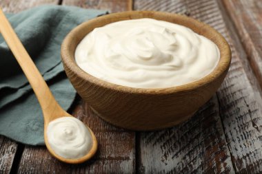 Ahşap masada lezzetli ekşi krema, yakın plan.