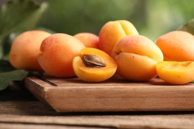 Tahta masada taze olgun kayısılar, yakın plan.