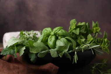 Masada farklı yeşil otlar var, yakın plan.